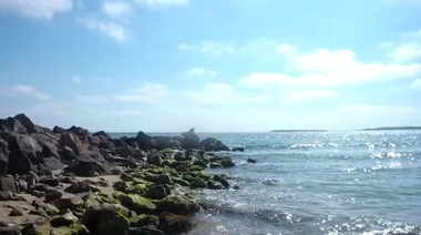 Русская зрелка в купальнике тайком сосет молодому пацану