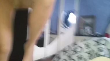 Гулящая милфа сосет прощение у пацана за блядки