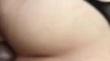 Домашний анал крупным планом для телки в чулках, раздвинувшей руками ягодицы