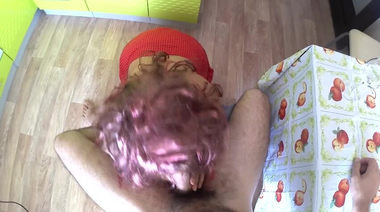 Сын дает на клык и трахает на кухне раком рыжеволосую мамашу