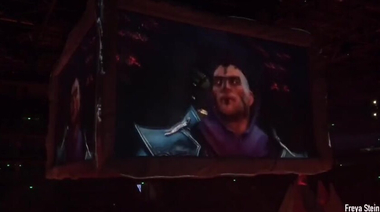 Русская геймерша минетит хуй и глотает сперму в туалете на игровом фестивале