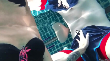 Россиянка дрочит член под водой в бассейне турецкого отеля