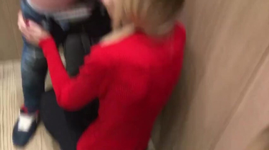 Россиянка берет за щеку и в горло в примерочной с финалом на лицо в очках