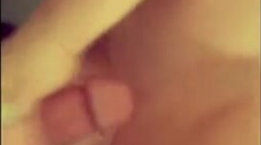 Лежа сосет яйца, получая камшот на пирсингованные буфера