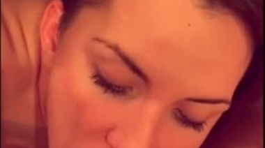 Красотка сосет из-под стола огромный хуй, смоченный в вине