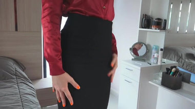 Россиянка в чулках кончает от мастурбации, приспустив вниз строгую юбку