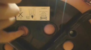 Финиш во влажную киску после траха на табуретке крупным планом