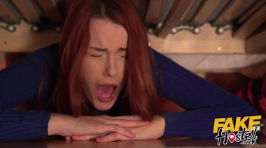 Администратор хостела ебет до сквирта пугливых девок