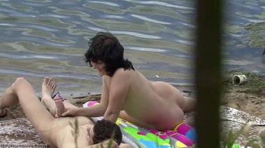 Подглядывание из кустов за нудисткой, надевшей ртом презерватив для минета и траха