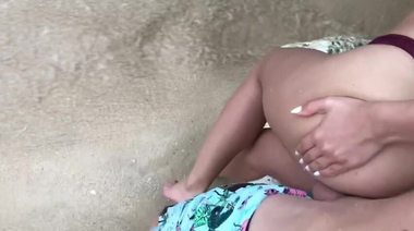 Шум прибоя заглушает звуки чпока раком на пляже