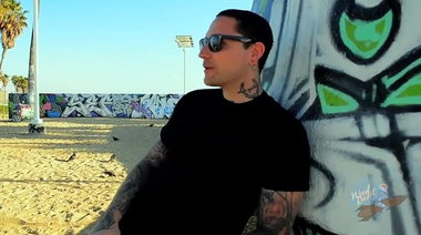 Телка в купальнике тайком сосет хуй на пляже с проглотом