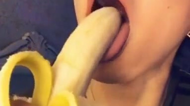 Казашка имитирует минет на банане с чавкающими звуками для ACMP