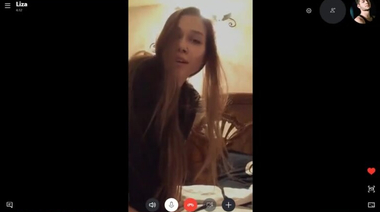 Няшка с недоебом кончает от мастурбации на вебку пикаперу