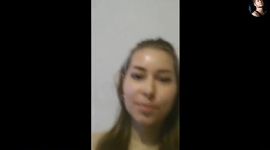 Толстушка по скайпу ласкает клитор, но отказывается пихать в себя предметы