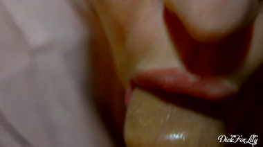 Домашний минет с языком и пальцем под крайней плотью крупным планом