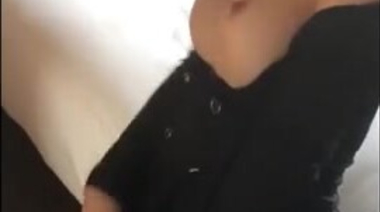 Брюнетка давится большим хуем и принимает душ с мочой