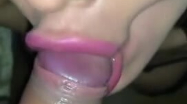 Губошлепка с разговорами сосет крупный волосатый член от 1-го лица