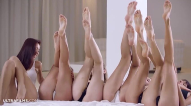 Десять женских рук ласкают сиськи и пизду милашки в нежной оргии