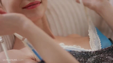 18-летняя россиянка теребит пизду, стянув влажные трусики