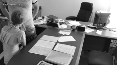 Чпокнул секретаршу боком на столе, отправив факс хуем за щеку