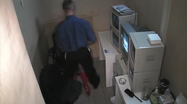 Охранник ебет раком на стуле кудрявую сотрудницу в своей коморке