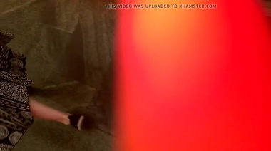 Заглянул в метро под длинную юбку блондинке без трусиков