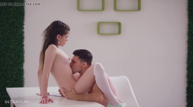 Тип дразнит Молли Браун членом по облизанным половым губам