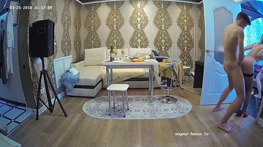 Старый свингер дрючит в рот молодую россиянку, трахающуюся с пацаном