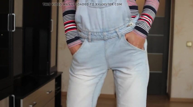 Джинсовый фетиш Саши Бикеевой, лапающей пизду и жопу через штаны