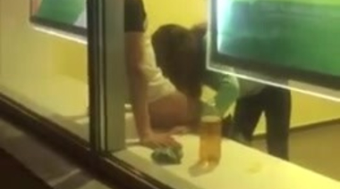 Кассирша Сбербанка сосет клиенту в отделении банка