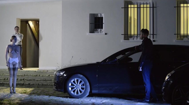 Сексвайф анально ебется с хахалем на улице, прервав ужин с куколдом