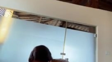 Клиент со стояком случайно кончает от эпиляции азиатки в салоне красоты