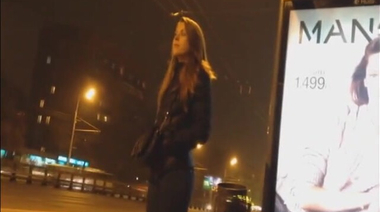 Русская незнакомка пристыдила онаниста, дрочившего на нее на остановке