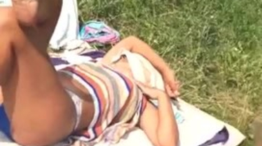 Дрочка члена извращенца на загорающую на пляже россиянку