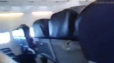 Блондинка украдкой сосет и дрочит член в салоне самолета