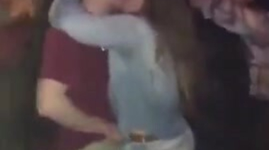 Пьяная толстушка отсосала парню хуй в ночном клубе на танцполе