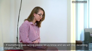 Россиянка лишается девственности в профессиональной студии по ломке целок