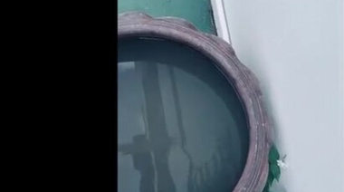 Подглядывал за татуированной соседкой в душе и получил минет через окно