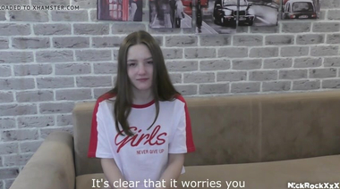 Порно актер сбивает целку скромной россиянке Полине