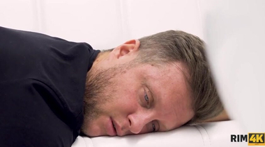 Мужская фантазия ебли с замужней девкой, полирующей языком очко