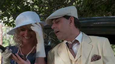 Гангстер отодрал белокурую богачку на лужайке в ретро порно