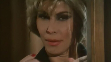 Бенефис Россаны Долл в лесбийской ебле в полнометражном старом порно