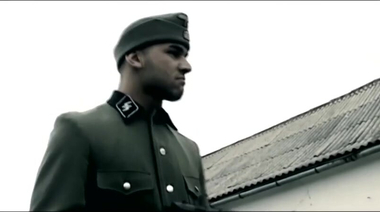 Фашист трахает в машине шлюху, а надзиратель концлагеря ебет заключенную