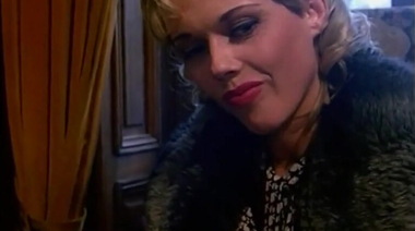 Белокурая кудрявая шпионка трахается с мужиками ради их секретов