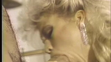 Гигантский хуй за щекой, между сиськами и в пизде блондинки в ретро порно