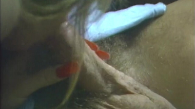 Мастерский отсос от блондинки водителю кабриолета в гараже