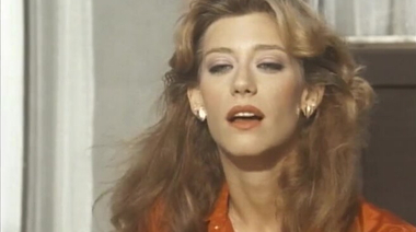 Телка с химией ебется на газоне при посетителях гольф клуба