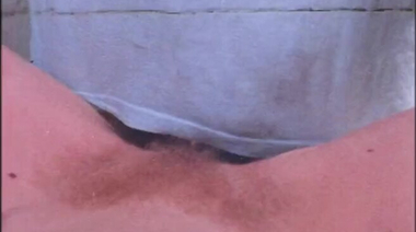 Сексвайф стонет от болезненного анала при муже в ретро порно