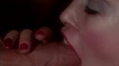 Ретро порно - мужик пялит сучку в мохнатку, нащупывая клитор в волосне