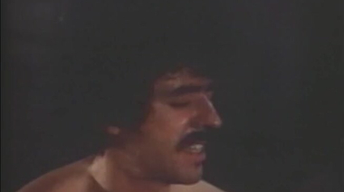 Жесткая ретро оргия деревенских мужиков с городскими бабами в сарае